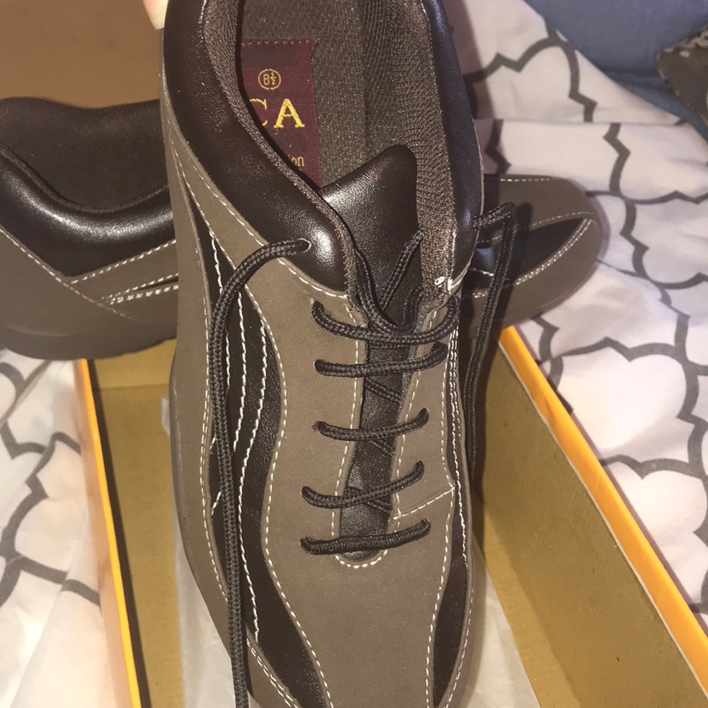 New in box Collection carrini brown shoes